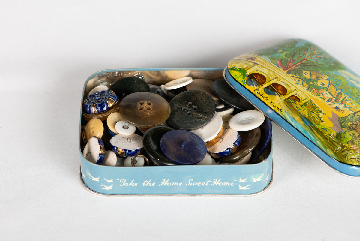 Engelsk landsbymotiv med bro i forgrunnen og tekst.