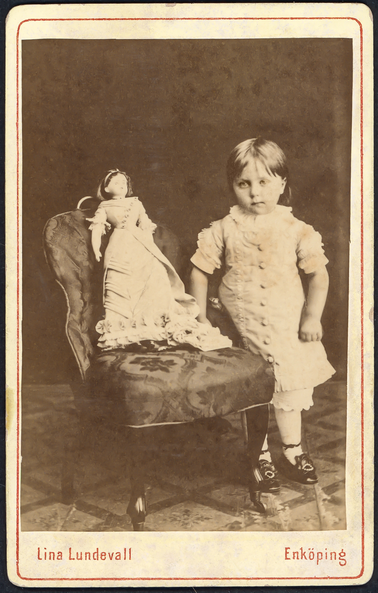 Ateljéfoto, Valborg Lagerström med sin docka. Dockan tillverkad av fröken Laura Wettervik.