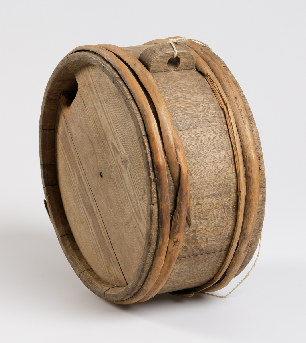 Mjölkkärl, delvis av ek. Försedd med fyra vidjeband och bäranordning.