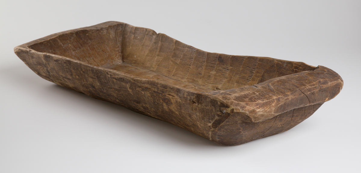 Lögvattensfat av trä. Urholkat ur ekstock, grovt tillyxad.
Inskrivet i huvudkatalog 1929.