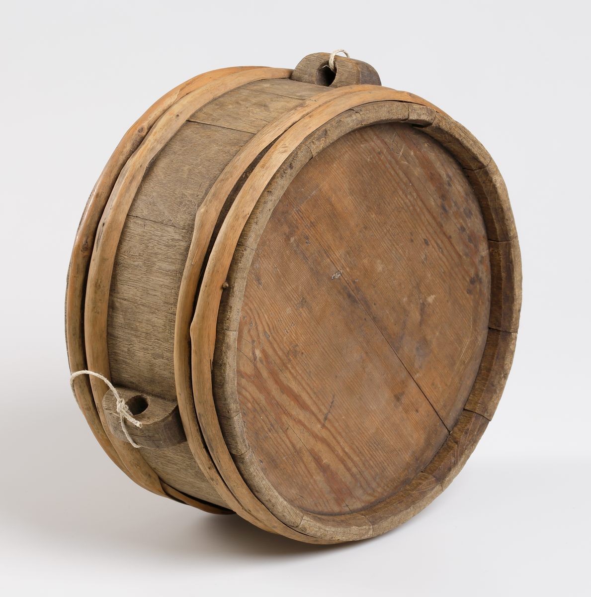 Mjölkkärl, delvis av ek. Försedd med fyra vidjeband och bäranordning.