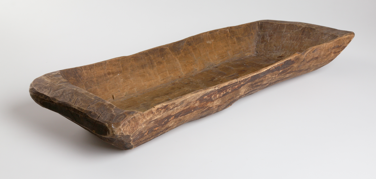 Lögvattensfat av trä. Urholkat ur ekstock, grovt tillyxad.
Inskrivet i huvudkatalog 1929.