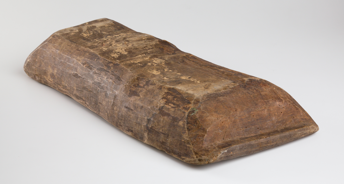 Lögvattensfat av trä. Urholkat ur ekstock, grovt tillyxad.
Inskrivet i huvudkatalog 1929.