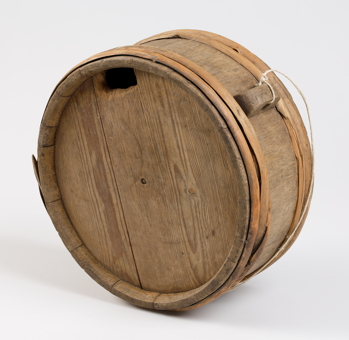 Mjölkkärl, delvis av ek. Försedd med fyra vidjeband och bäranordning.