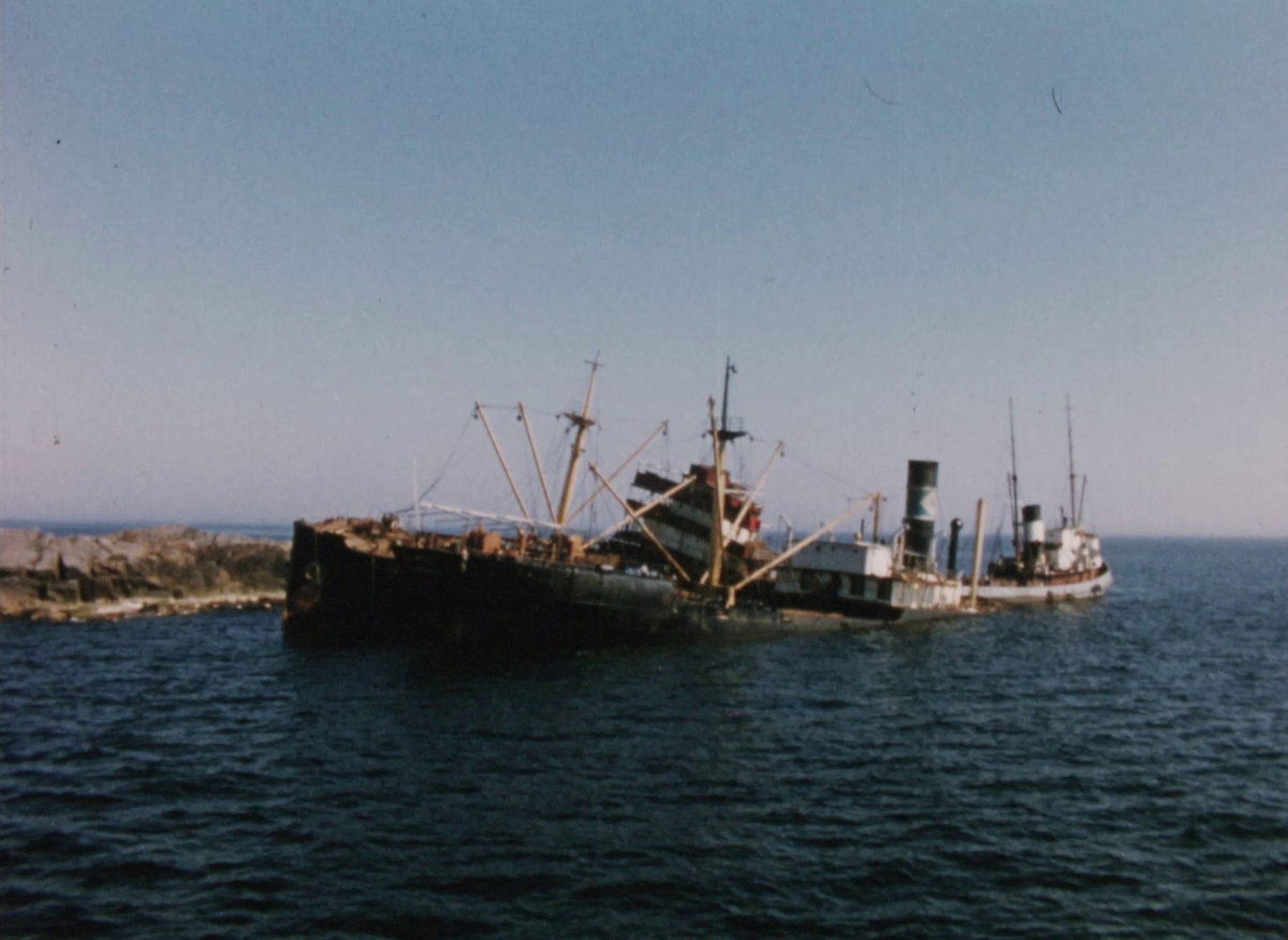 Film från försök att bärga lastångfartyget S/S HEIMDAL i mars 1957. HEIMDAL ligger på grund utanför Landsort fyr i Stockholms skärgård. Vattenkaskader rusar ut från tjocka slangar som hänger längsmed fartygets sidor. Vid filmning ned i skrovet ses bilar driva runt i vattnet under en hängande platform där vattenpumpar kopplade till slangarna står placerade. Isbildning har uppstått på rep och slangar vid fartygets exteriör. Det genomförs dykningar och en vinsch används för att bärga en illa medfaren traktor ur vattnet bredvid vraket. Det förekommer ett antal bogserbåtar i vattnet runt om HEIMDALs vrak, bland dem Neptunbolagets ATLAS.


Filmen är delvis i svartvitt respektive färg.