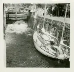 Slussning av segelbåt vid Forsviks sluss