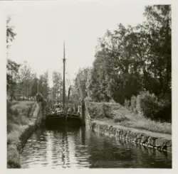 Stor segelbåt i Forsviks sluss