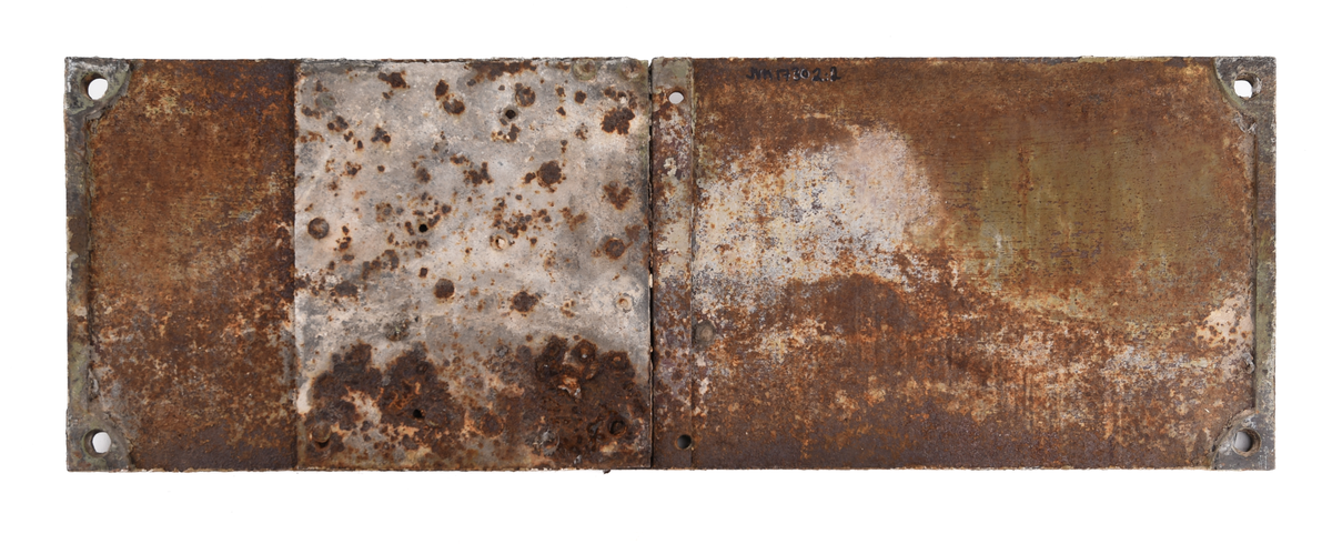 Två stycken rektangulära skyltar av gjutjärn med svart text på vit botten: "SVERIGE S.J. 8275". Mycket rostig.
Från godsvagn.