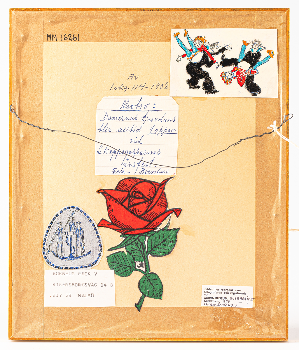 Tavla, karikatyr, svartvitt tryck som imålats med akrylfärg. Motiv: skeppsgosse i uniform dansande med flicka i grön kjol, hatt och skor samt orange jumper och strumpor. Till vänster i bild, bakom skeppsgossen står en kvinna och nyper honom i kragen. Kvinnan är klädd i röd kjol, rosa blus, orange liten hatt och strumpor. I bakgrunden två skeppsgossar dansande med vars en flicka. För- och bakgrund för övrigt vitmålad. Motivet bakom passepartout, glas och guldmålad listram.

På baksidan påklistrade bilder blandat med text: " Av 1 skg, 114-1908.

Motiv: Damernas tjuvdans blir alltid toppen vid Skeppsgossarnas årsfest.  Eric Bornéus." (kulspets). Bild med två jitterbuggande skeppsgossar. En utklippt ros. Två signalmatroser på var sida om ett ankare. Inramat med kätting .'Tryckt text med namn och adress : BORNEUS ERIK V RIBBERSBORGSVÄG 14 B 21753 MALMÖ