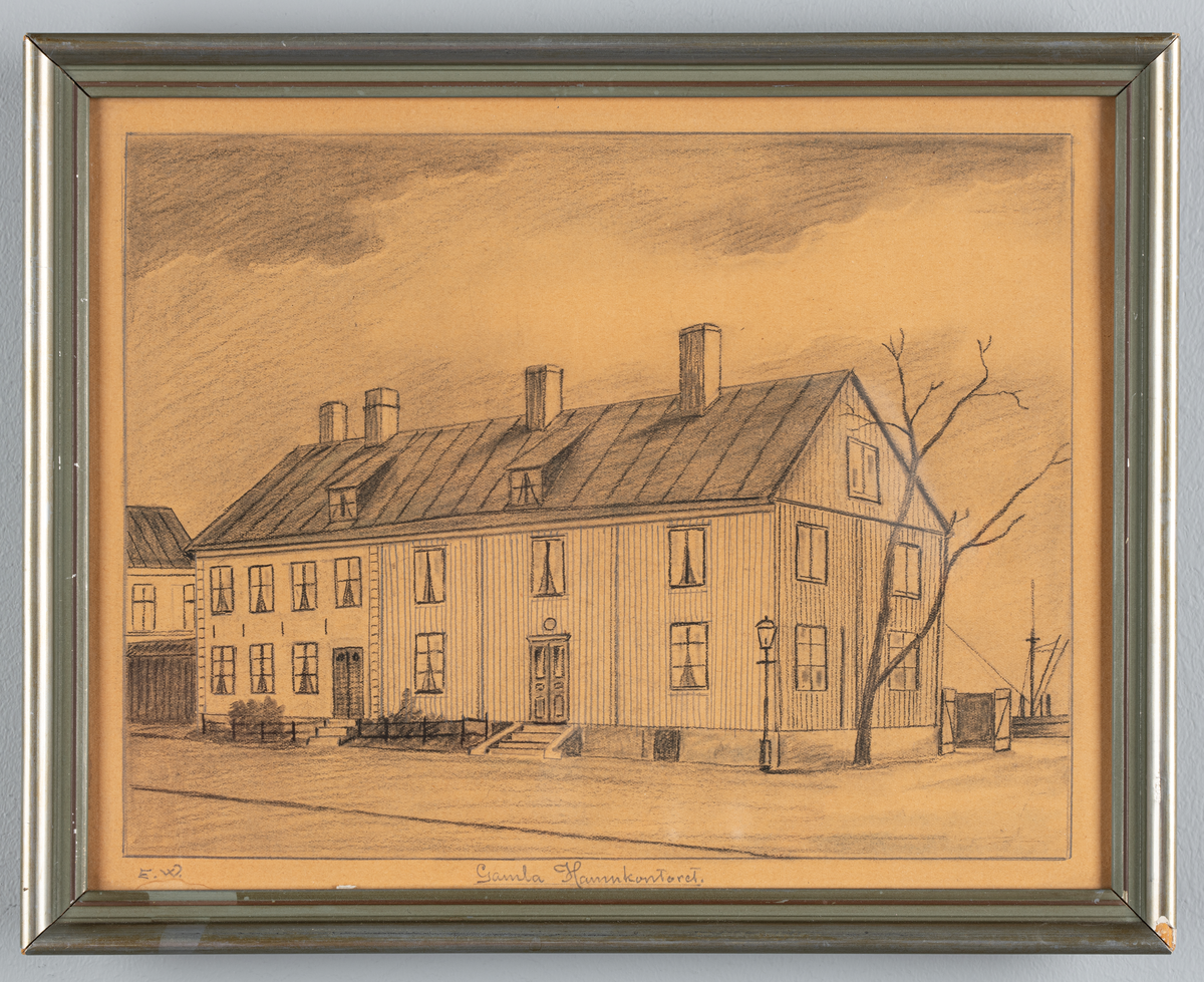 Blyerts- och kolteckning på papper inom ram och glas föreställande Gamla hamnkontoret i Karlskrona. Teckningen signerad E.W i vänstra hörnet samt märkt "Gamla Hamnkontoret". Silvermålad träram. Baksidan märkt: Till Åke Olof Från Mor och Far 1943". Samt stämplad: " Gunnar Carlssons tavel- och inramningsaffär, N. Smedjegatan 28 Karlskrona".