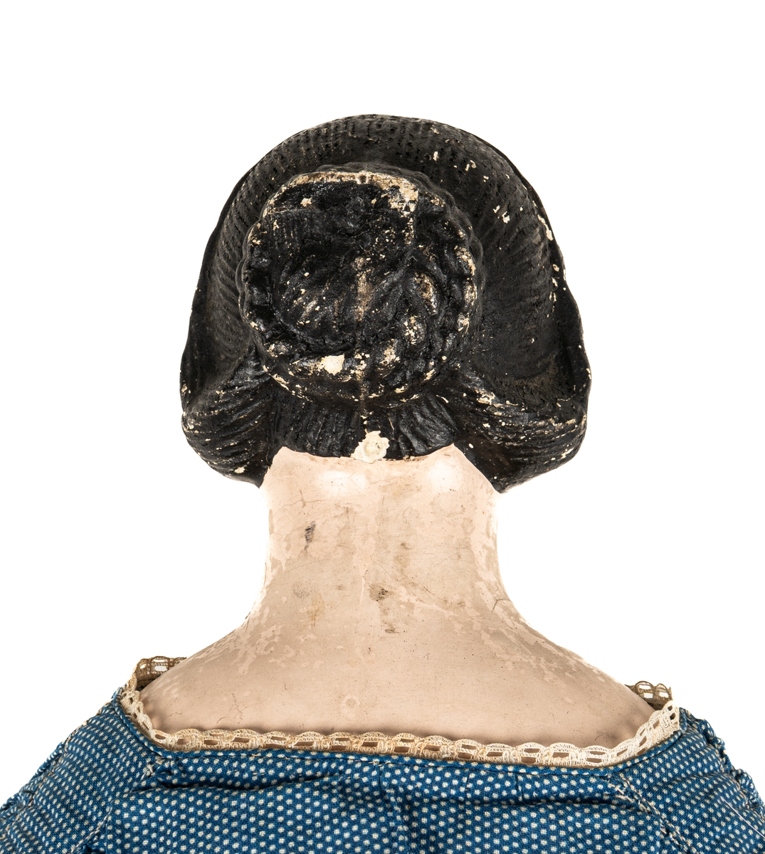 Docka, "Fedora", kroppen är svarvad av prosten Carl Steffenburg, Sundborn (född 1799), är iklädd linne, snörliv, byxor, stupp, tre underkjolar och blå klänning med vita prickar.
Kjolen har två volanger, skörtet på livstycket bildar en tredje volang.