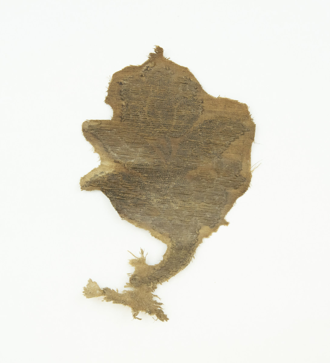 12 fragmenter av ulike størrelser og bevaringsgrad - det er bevart et nokså stort fragment med blomstermotiv, og flere av fragmentene er dekorerte. Fragmentene har antageligvis vært del av samme stykke stoff av ripsvev av silke- og/eller bomull og metalltråd. Samt fragmentene er det bevart to poser med vegetabilsk materiale funnet sammen med tekstilfragmentene. Materialet er foreløpig ukjent, men antatt å være planterester av humle, samt et trestykke som mulig kan være rest fra kisten, eller høvelflis som ikke var uvanlig å ha som underlag i kister på denne tiden. En pose med menneskehår er også bevart.