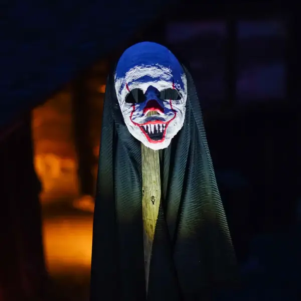 Halloweenmaske med hvit sminke og røde markeringer. Laget av kunstgruppen i Stange Kulturskole