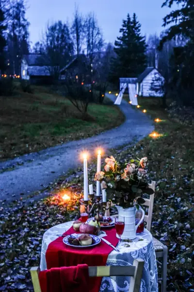 Bilde fra halloween på Norsk Utvandrermuseum. Bildet viser dekket bord med stearinlys ute på friluftsmuseet
