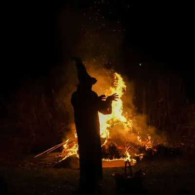 Heks foran stor bål under halloween på norsk utvandrermuseum