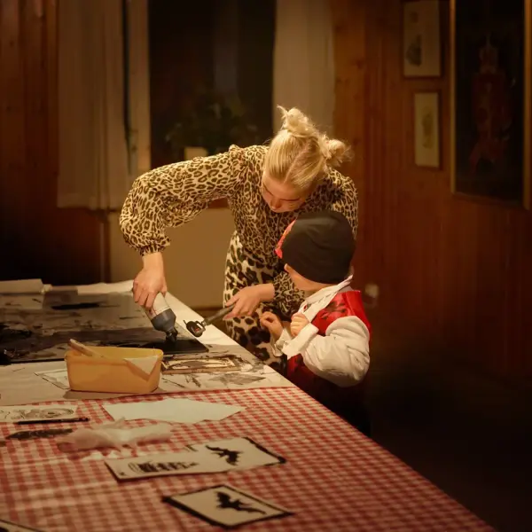 Bildet viser hvordan barn kan lage halloweenkunst under arrangementet Halloween på Norsk utvandrermuseum