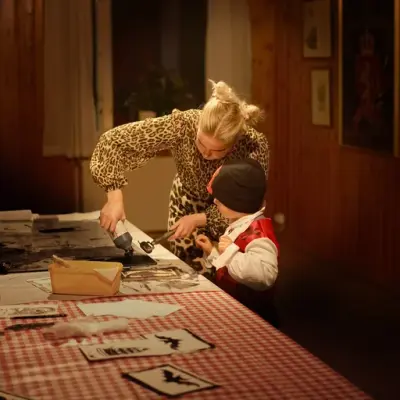 Bildet viser hvordan barn kan lage halloweenkunst under arrangementet Halloween på Norsk utvandrermuseum