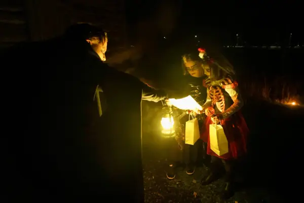 unge jenter i skumle kostymer får instruksjoner underveis i halloween på norsk utvandrermuseum