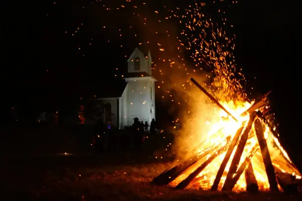 stort bål foran utvandrerkirken på norsk utvandrermuseum