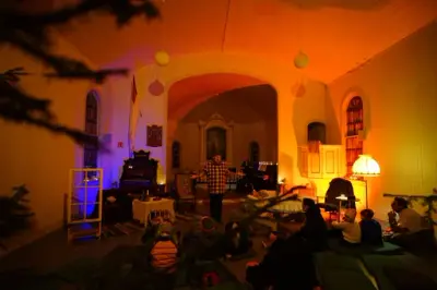 historiefortelling inne i utvandrerkirken under halloween på norsk utvandrermuseum