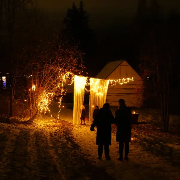 Lyslenker og dekorasjon viser hvor man skal gå under halloween på Norsk utvandrermuseum