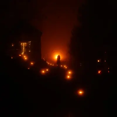 lysløype i mørket under halloween på norsk utvandrermuseum