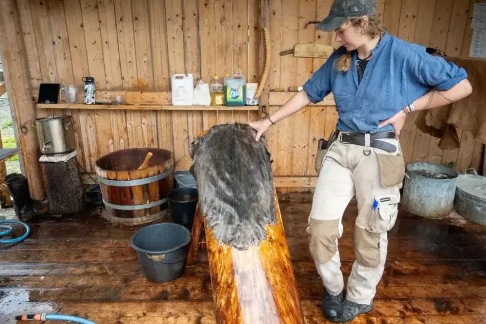 Instruktør som forklarer garving