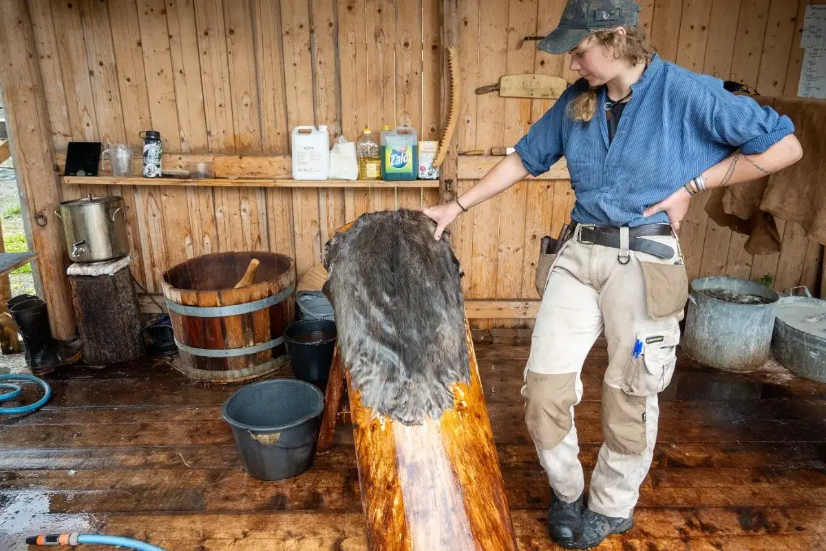 Instruktør som forklarer garving