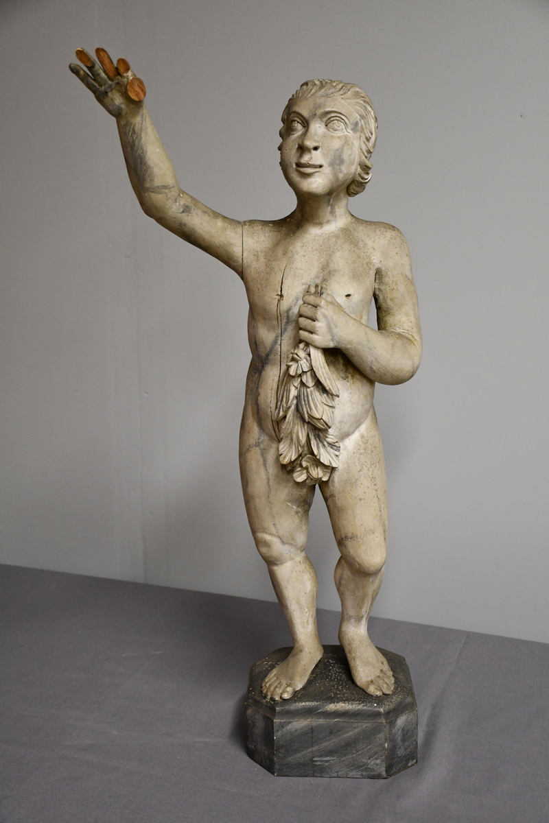 Treskulptur, gråmalt, marmorert. Symboliserer sommeren.