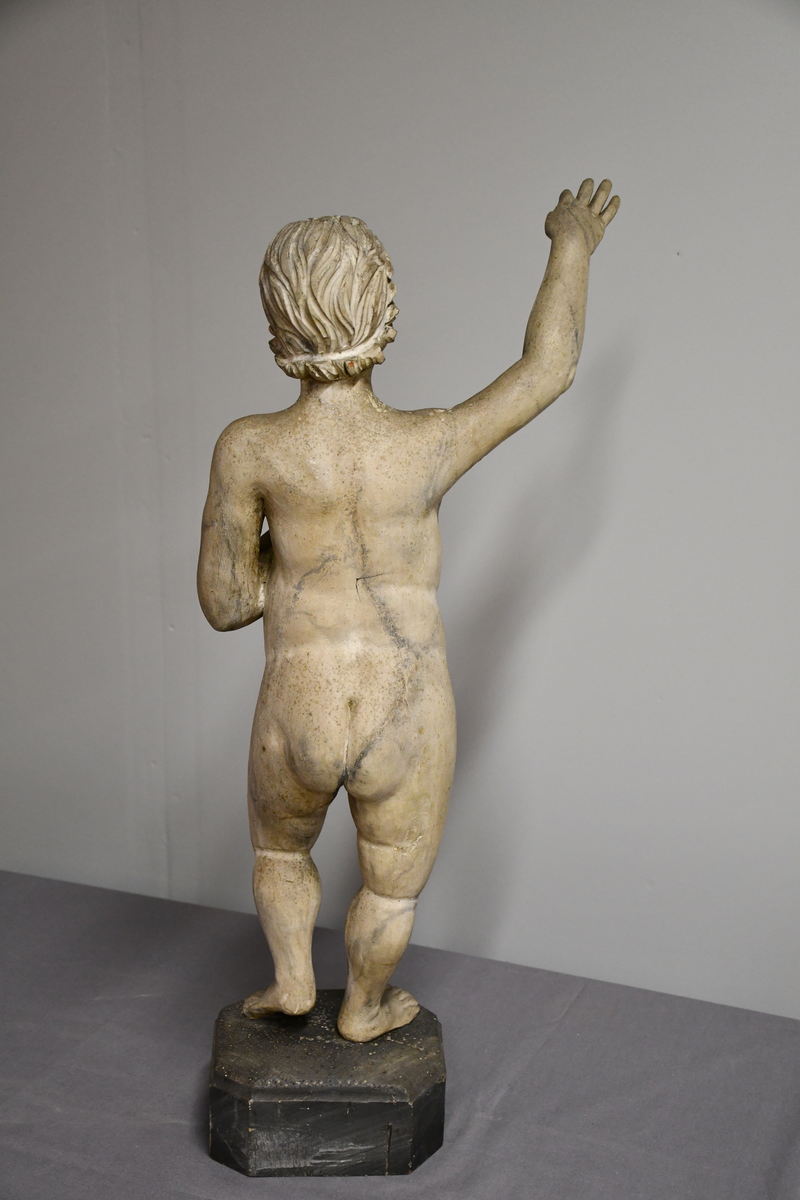 Treskulptur, gråmalt, marmorert. Symboliserer sommeren.