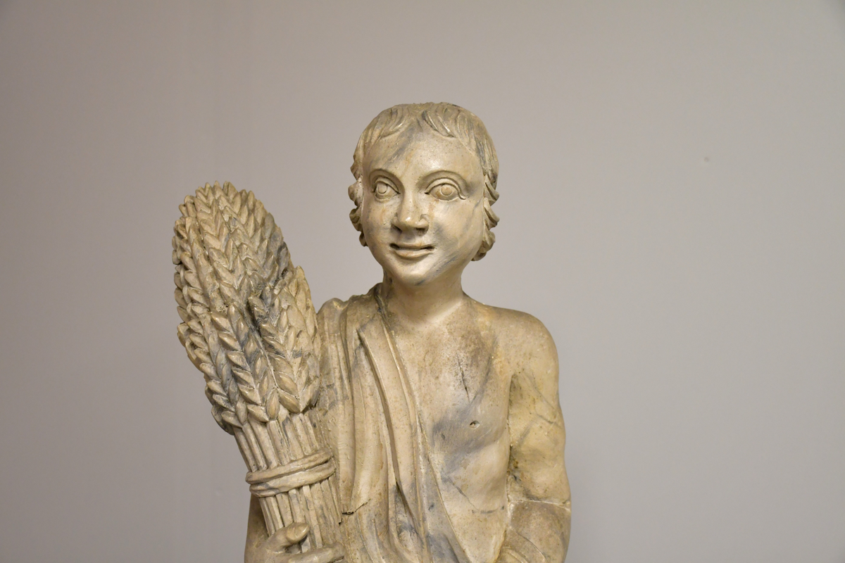 Treskulptur, gråmalt, marmorert. Symboliserer høsten.