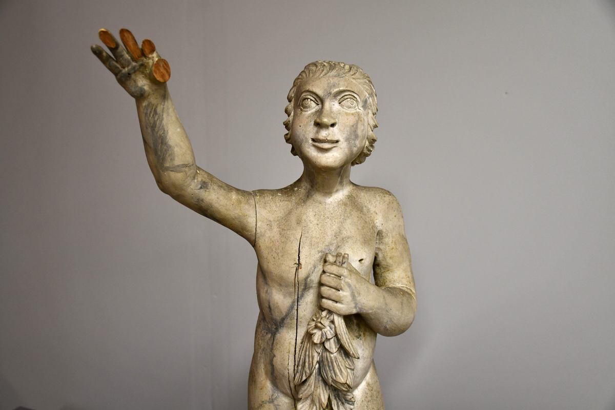 Treskulptur, gråmalt, marmorert. Symboliserer sommeren.