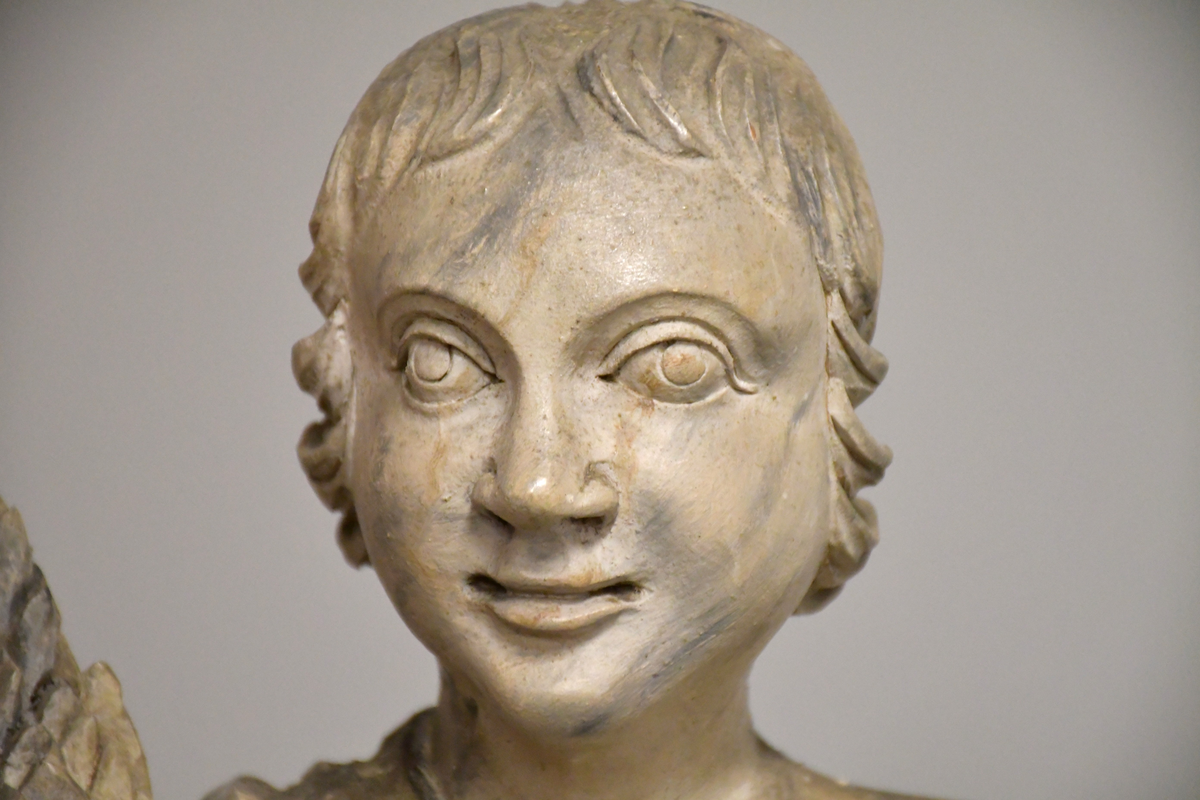 Treskulptur, gråmalt, marmorert. Symboliserer høsten.