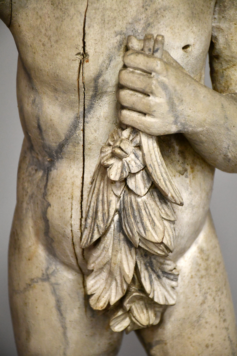 Treskulptur, gråmalt, marmorert. Symboliserer sommeren.