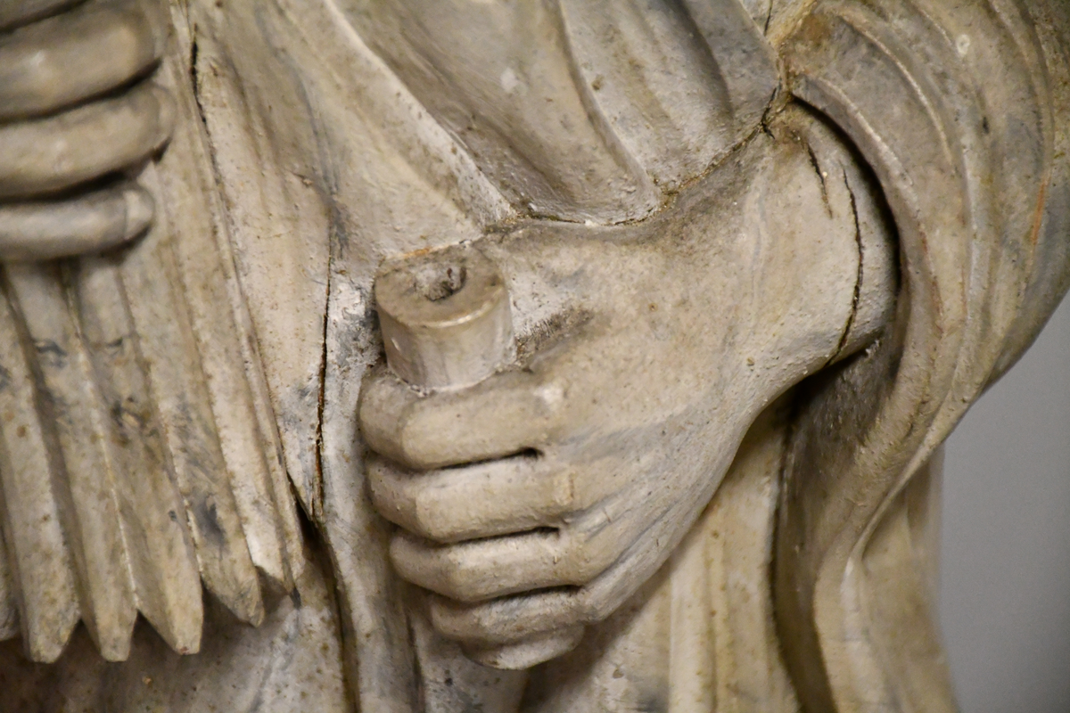 Treskulptur, gråmalt, marmorert. Symboliserer høsten.