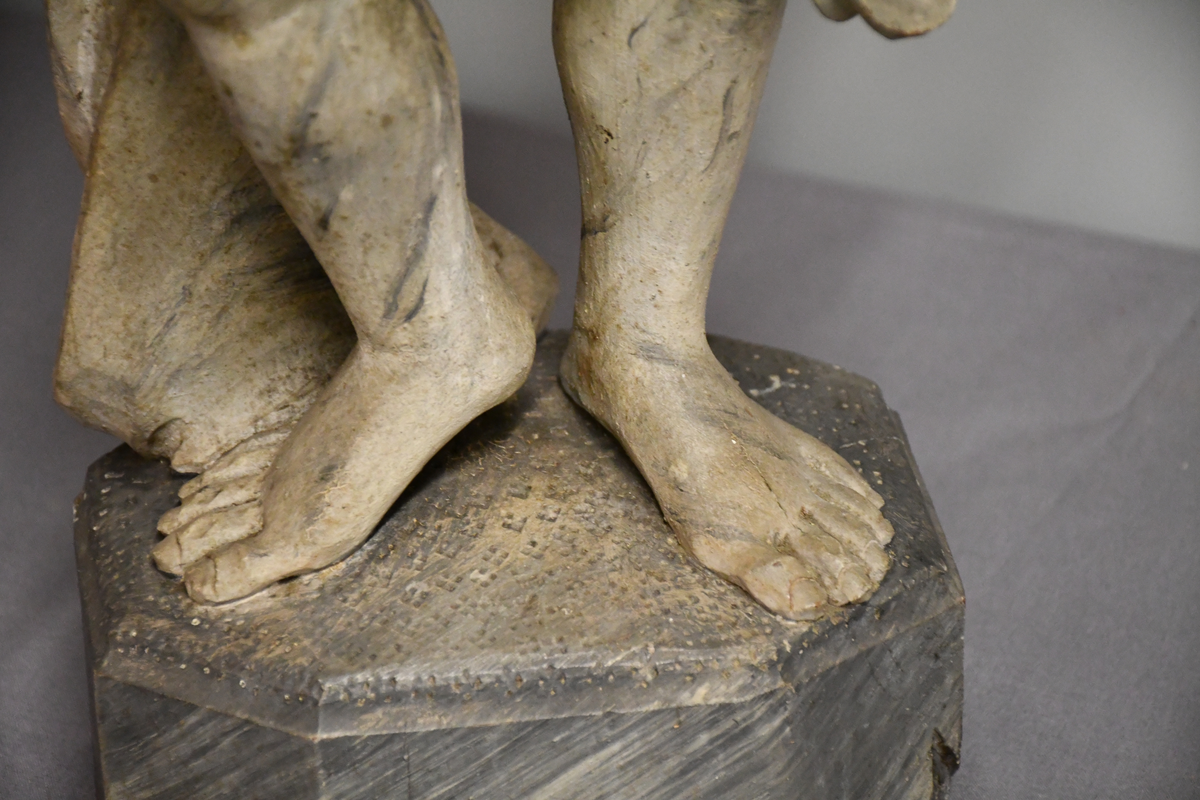 Treskulptur, gråmalt, marmorert. Symboliserer høsten.