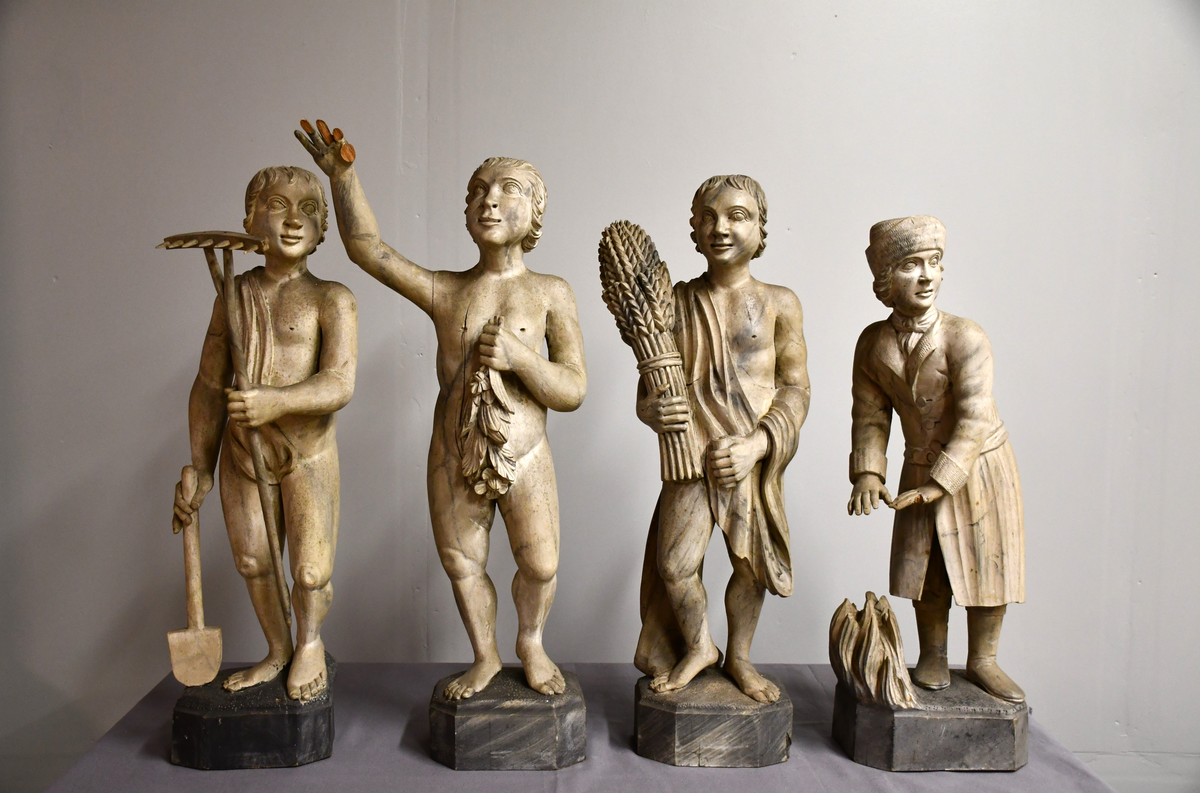 Treskulptur, gråmalt, marmorert. Symboliserer høsten.