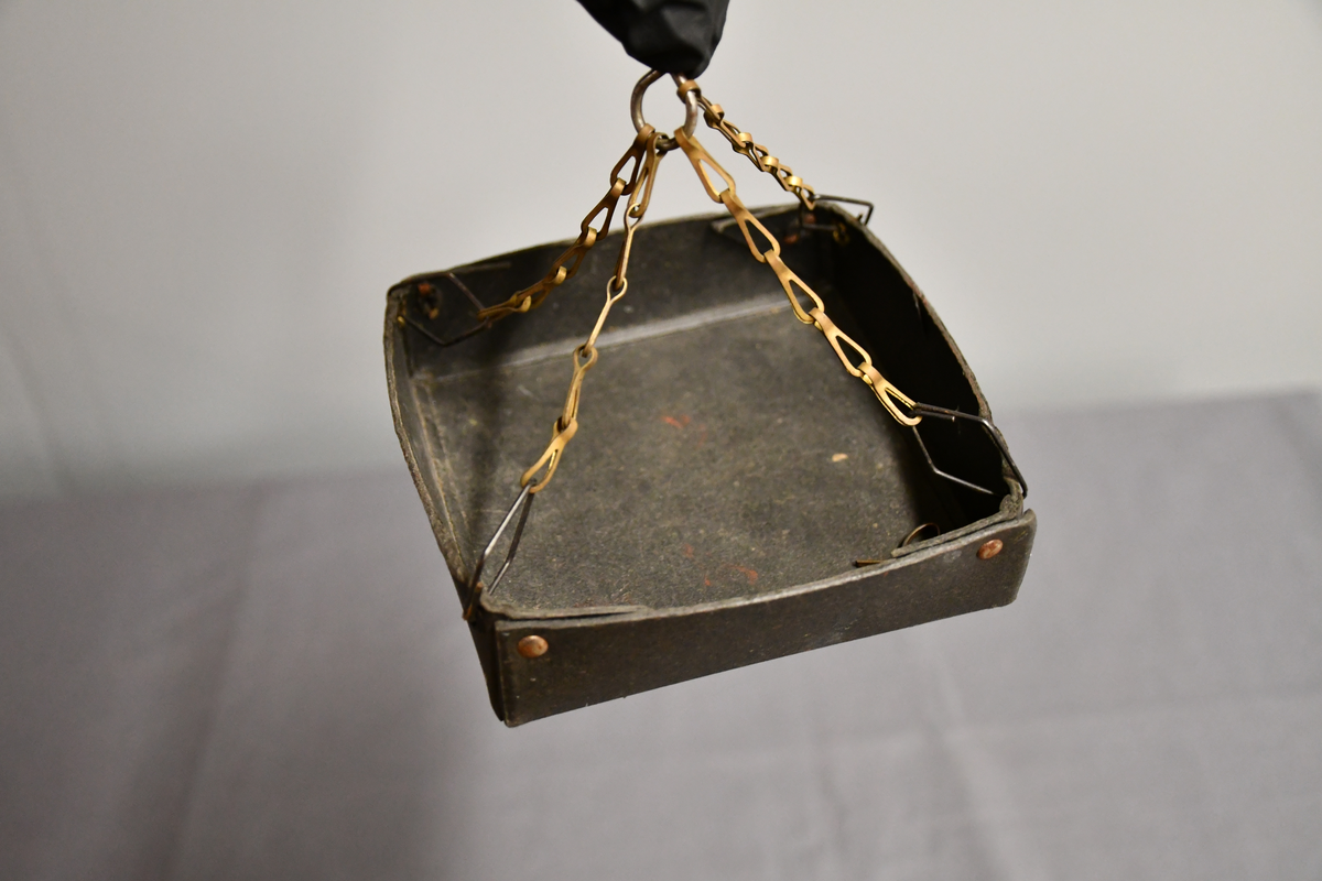 Rød og grønn høy kran i tre med bred base. Kan roteres 360 grader. Håndtakt i lær på bakparten, sveiv på toppen og hasp på høyre side.