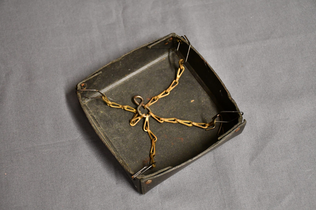 Rød og grønn høy kran i tre med bred base. Kan roteres 360 grader. Håndtakt i lær på bakparten, sveiv på toppen og hasp på høyre side.