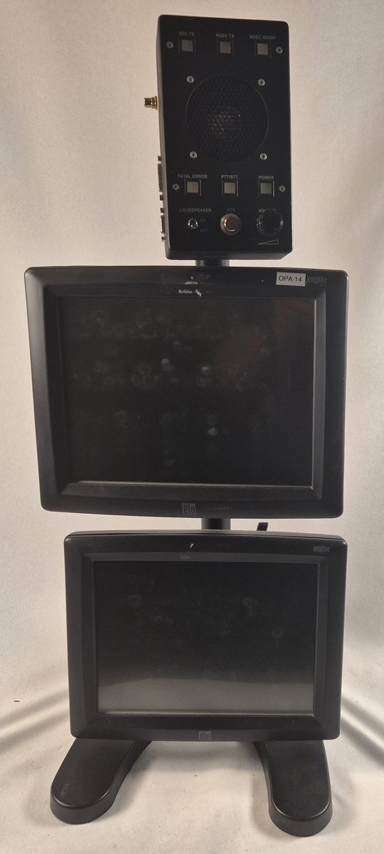 SISAM (SIkkert SAMband) er et kommunikasjonssystem som brukes av Forsvaret for å ivareta kontroll over luftrommet i Norge. Systemet benyttes til kommunikasjon med fly og helikopter, og mellom sivile og militære enheter i totalforsvaret. Systemet gir sikker kommunikasjon på ulike graderingsnivåer.
Hver arbeidsstasjon består av 2 berøringsskjermer, tekniske arbeidsstasjoner, høyttaler, hodetelefon, håndset (telefon) og nøklingspedal.

Utstilt arbeidsstasjon består av berøringsskjermer med høyttaler, fotpedal, nøklingsknapp, hodetelefon og håndbok.