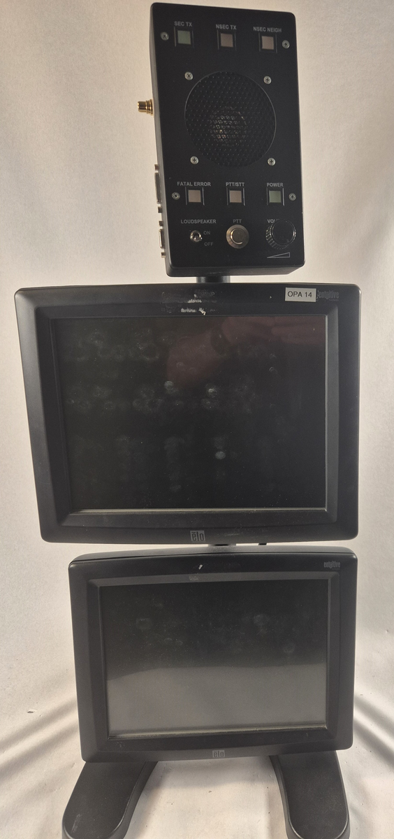 SISAM (SIkkert SAMband) er et kommunikasjonssystem som brukes av Forsvaret for å ivareta kontroll over luftrommet i Norge. Systemet benyttes til kommunikasjon med fly og helikopter, og mellom sivile og militære enheter i totalforsvaret. Systemet gir sikker kommunikasjon på ulike graderingsnivåer.
Hver arbeidsstasjon består av 2 berøringsskjermer, tekniske arbeidsstasjoner, høyttaler, hodetelefon, håndset (telefon) og nøklingspedal.

Utstilt arbeidsstasjon består av berøringsskjermer med høyttaler, fotpedal, nøklingsknapp, hodetelefon og håndbok.