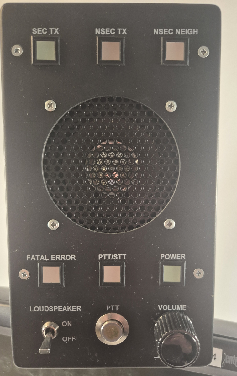 SISAM (SIkkert SAMband) er et kommunikasjonssystem som brukes av Forsvaret for å ivareta kontroll over luftrommet i Norge. Systemet benyttes til kommunikasjon med fly og helikopter, og mellom sivile og militære enheter i totalforsvaret. Systemet gir sikker kommunikasjon på ulike graderingsnivåer.
Hver arbeidsstasjon består av 2 berøringsskjermer, tekniske arbeidsstasjoner, høyttaler, hodetelefon, håndset (telefon) og nøklingspedal.

Utstilt arbeidsstasjon består av berøringsskjermer med høyttaler, fotpedal, nøklingsknapp, hodetelefon og håndbok.