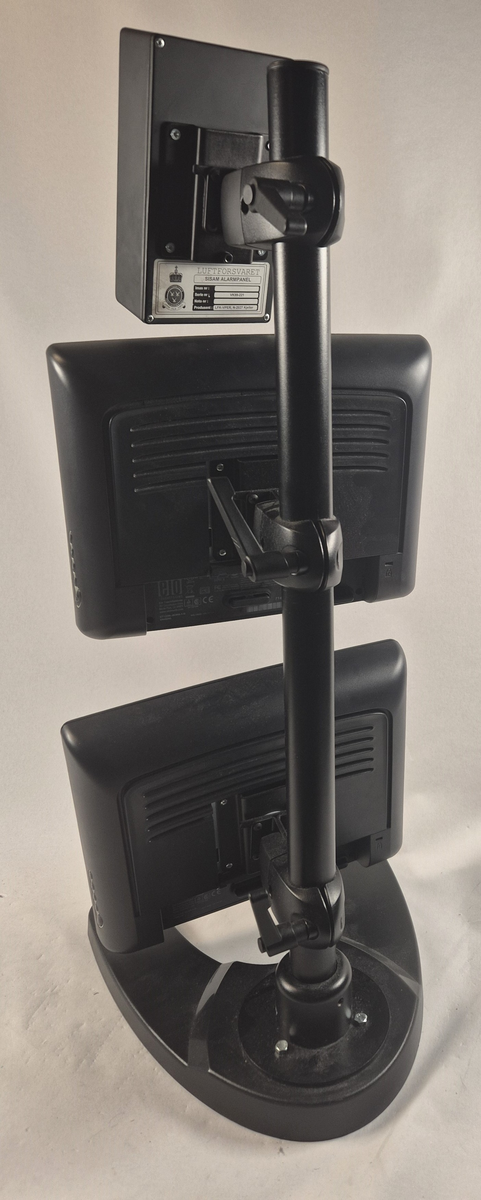 SISAM (SIkkert SAMband) er et kommunikasjonssystem som brukes av Forsvaret for å ivareta kontroll over luftrommet i Norge. Systemet benyttes til kommunikasjon med fly og helikopter, og mellom sivile og militære enheter i totalforsvaret. Systemet gir sikker kommunikasjon på ulike graderingsnivåer.
Hver arbeidsstasjon består av 2 berøringsskjermer, tekniske arbeidsstasjoner, høyttaler, hodetelefon, håndset (telefon) og nøklingspedal.

Utstilt arbeidsstasjon består av berøringsskjermer med høyttaler, fotpedal, nøklingsknapp, hodetelefon og håndbok.