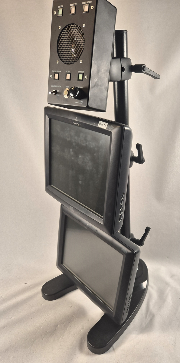 SISAM (SIkkert SAMband) er et kommunikasjonssystem som brukes av Forsvaret for å ivareta kontroll over luftrommet i Norge. Systemet benyttes til kommunikasjon med fly og helikopter, og mellom sivile og militære enheter i totalforsvaret. Systemet gir sikker kommunikasjon på ulike graderingsnivåer.
Hver arbeidsstasjon består av 2 berøringsskjermer, tekniske arbeidsstasjoner, høyttaler, hodetelefon, håndset (telefon) og nøklingspedal.

Utstilt arbeidsstasjon består av berøringsskjermer med høyttaler, fotpedal, nøklingsknapp, hodetelefon og håndbok.