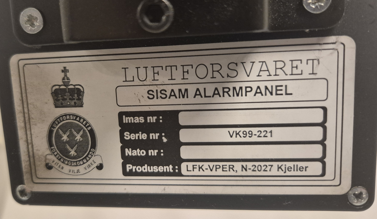 SISAM (SIkkert SAMband) er et kommunikasjonssystem som brukes av Forsvaret for å ivareta kontroll over luftrommet i Norge. Systemet benyttes til kommunikasjon med fly og helikopter, og mellom sivile og militære enheter i totalforsvaret. Systemet gir sikker kommunikasjon på ulike graderingsnivåer.
Hver arbeidsstasjon består av 2 berøringsskjermer, tekniske arbeidsstasjoner, høyttaler, hodetelefon, håndset (telefon) og nøklingspedal.

Utstilt arbeidsstasjon består av berøringsskjermer med høyttaler, fotpedal, nøklingsknapp, hodetelefon og håndbok.