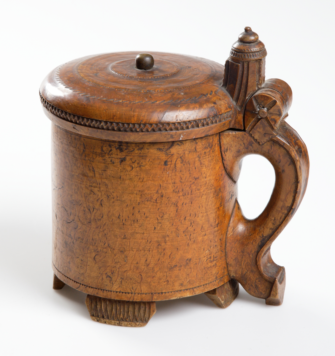 Ölstop av trä, med skuren dekor.