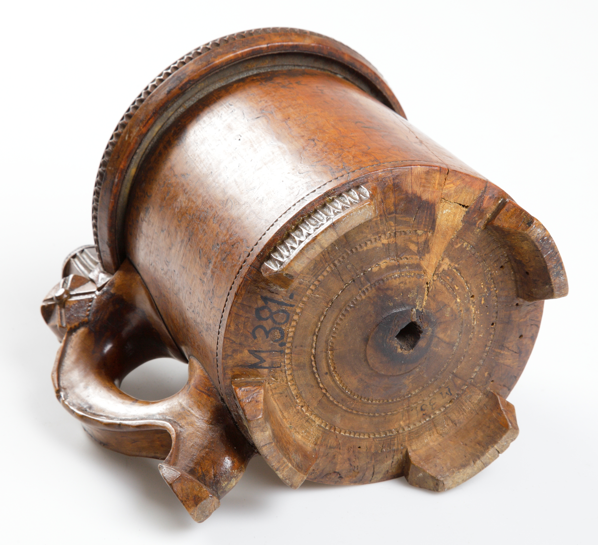 Ölstop av trä, med skuren dekor.