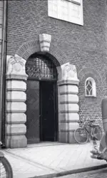 En av ingångarna till Halmstads Sparbank, vid Stortorget i H