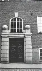 En av ingångarna till Halmstads Sparbank, vid Stortorget i H