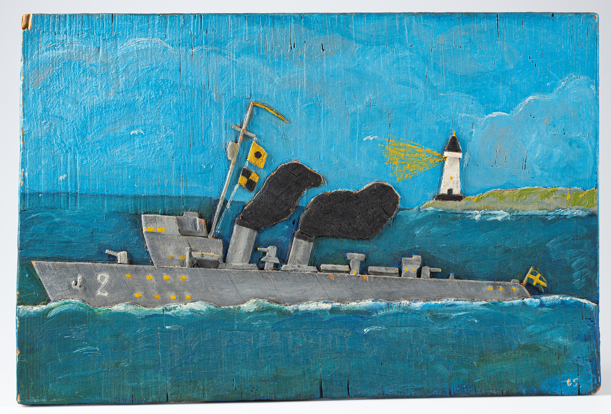 På masonit är tändstickor lagda  (tändstickstavla), vilka övermålats med oljefärg i blått, svart, grått och gult.
Motiv: Jagare till sjöss, i bakgrunden en holme med fyr.
Neg.nr 6309